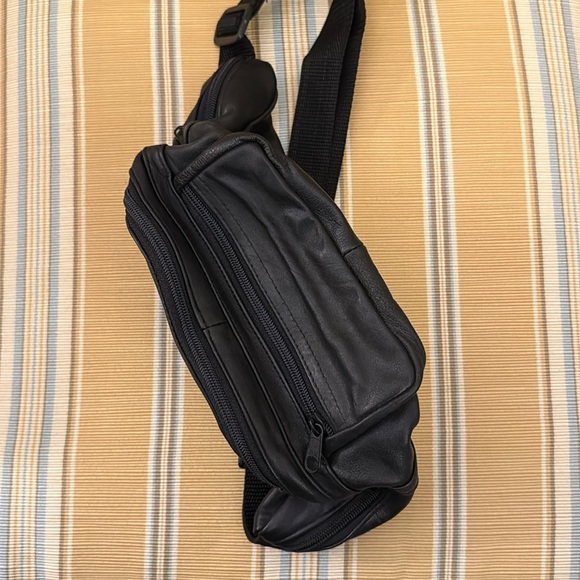 Waist pouch for travel and days out - Picture 3 of 11